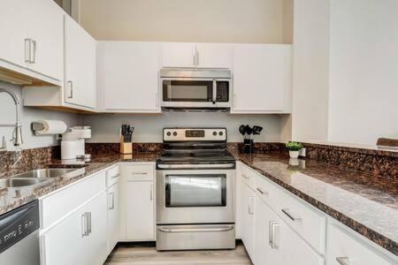 Cozysuites - 2Br With Direct Skybridge Access #5 Індіанаполіс Екстер'єр фото