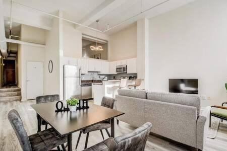 Cozysuites - 2Br With Direct Skybridge Access #5 Індіанаполіс Екстер'єр фото